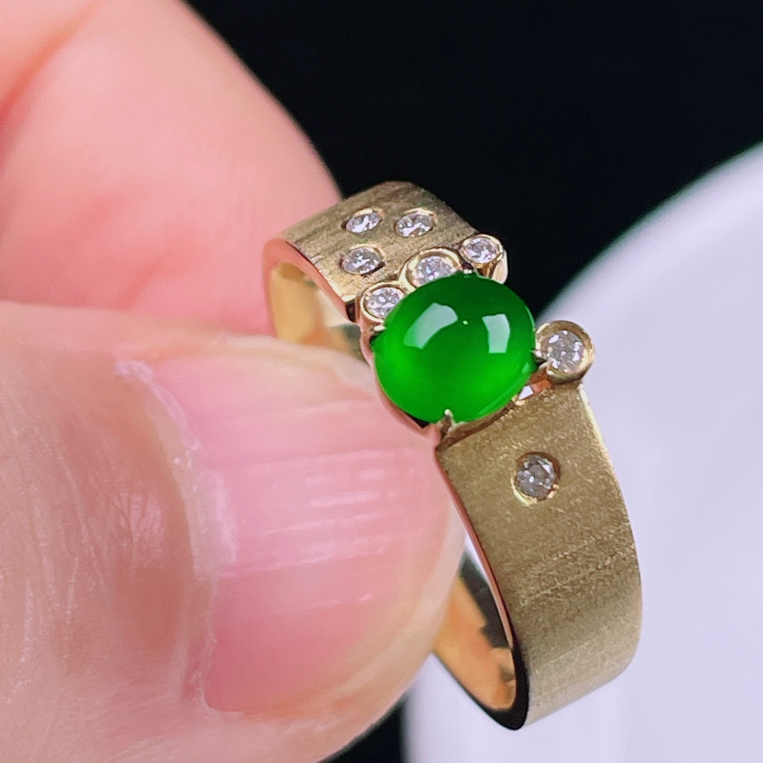 ️冰绿戒指，老种起光，细底通透，尺寸：裸石5.7/4.8/3mm0721