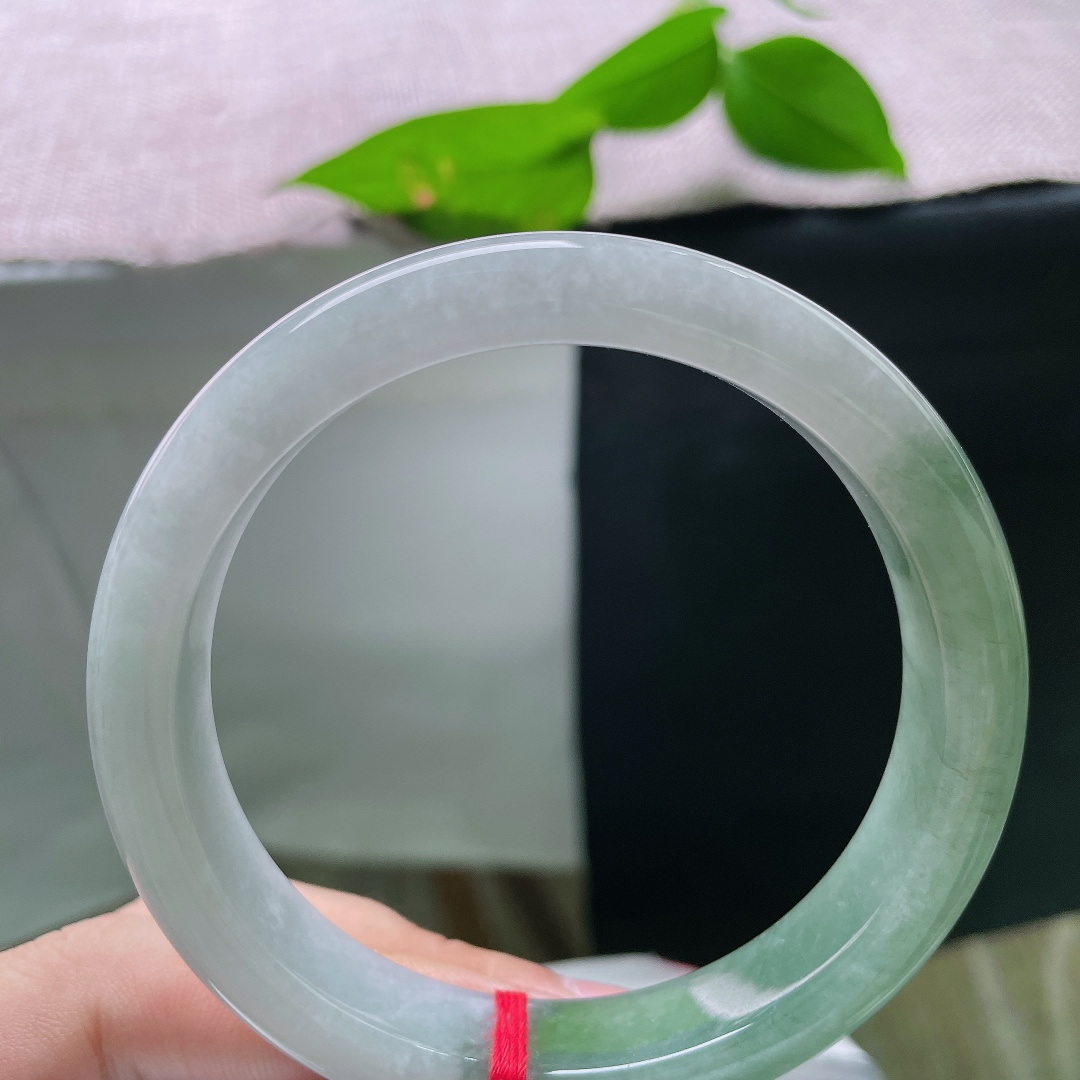 61.2/12.5/8.7，油绿正圈，皮纹，半山水意境如画，玉质细腻油润耐看。ss55995a