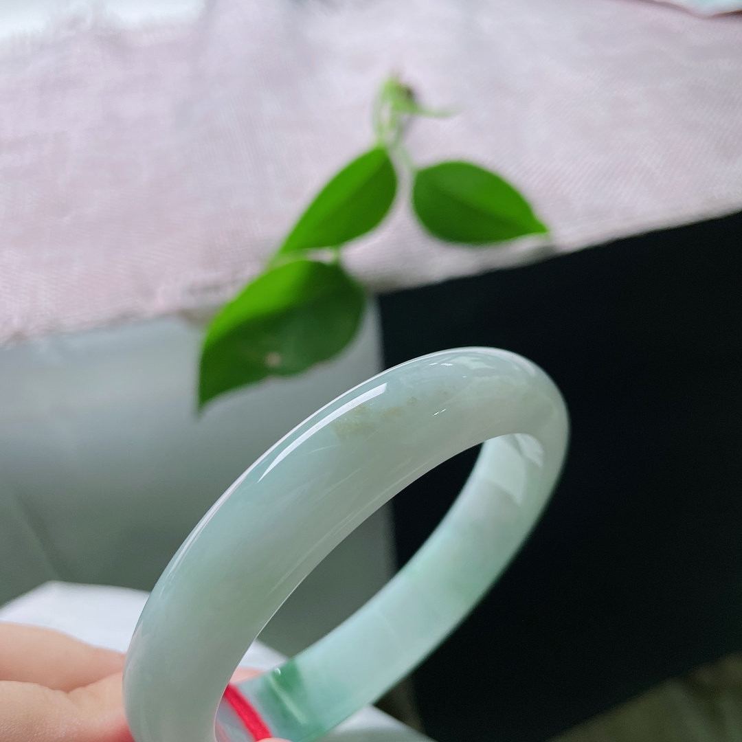 56.9/12.3/8.5，飘花正圈，无裂，镯身莹润柔和，飘花悠然漫卷，自带江南诗意。ss56060a