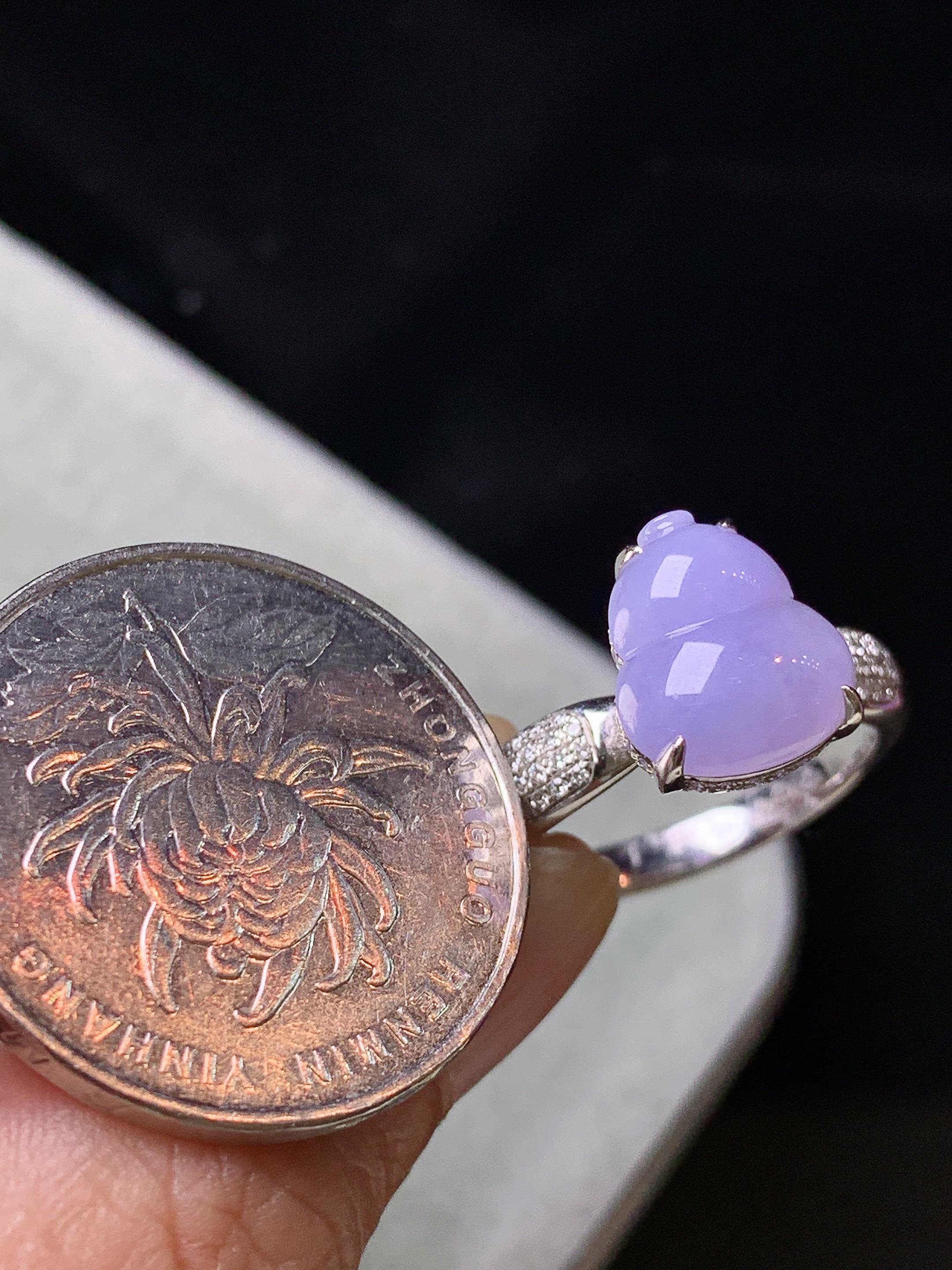 18k金钻镶嵌紫罗兰葫芦戒指 玉质细腻 色泽艳丽清新 水润亮眼 圈口14 裸石尺寸11.3*9.6*3.8 m7