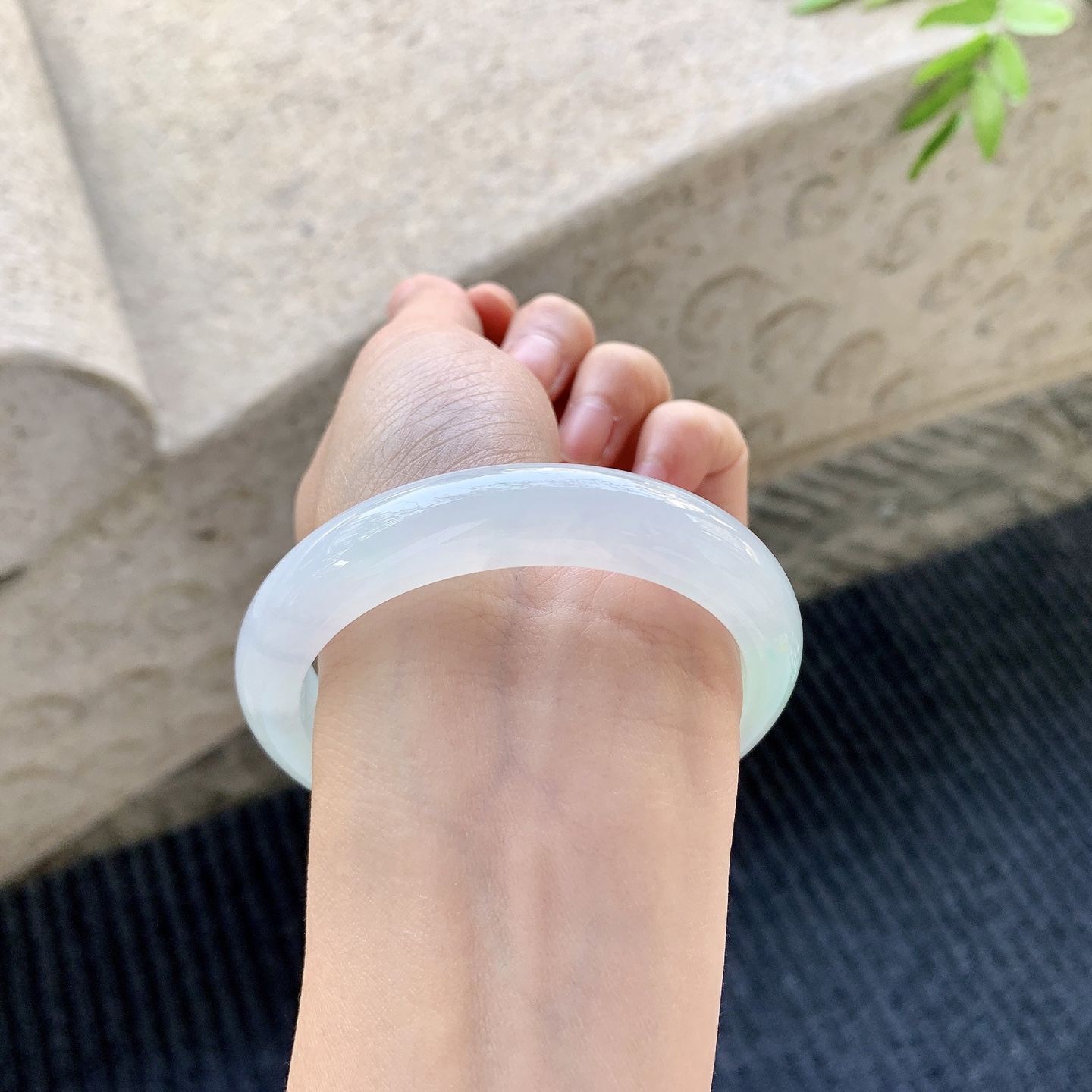 正圈55 56【圈口】56.6/12.2/8.3【编码】A1062206【描述】冰糯飘绿，水润，种老，细腻，无裂