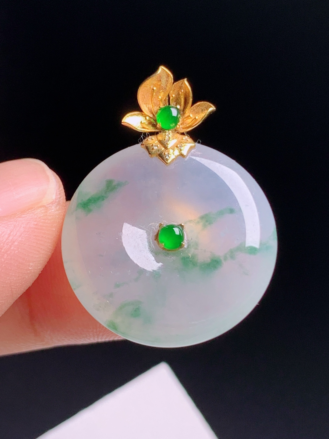 冰飘花平安扣吊坠，玉质细腻柔光满溢，花色飘逸灵动