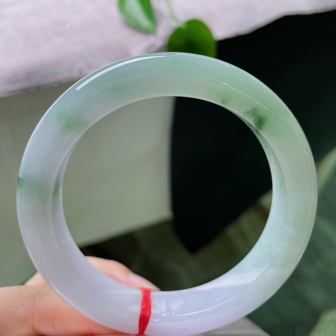 56/12.8/9.6，飘花正圈，无裂，淡紫绕半，翠影随行，天然飘花肆意舒展，清浅绿意点缀腕间，恬淡
