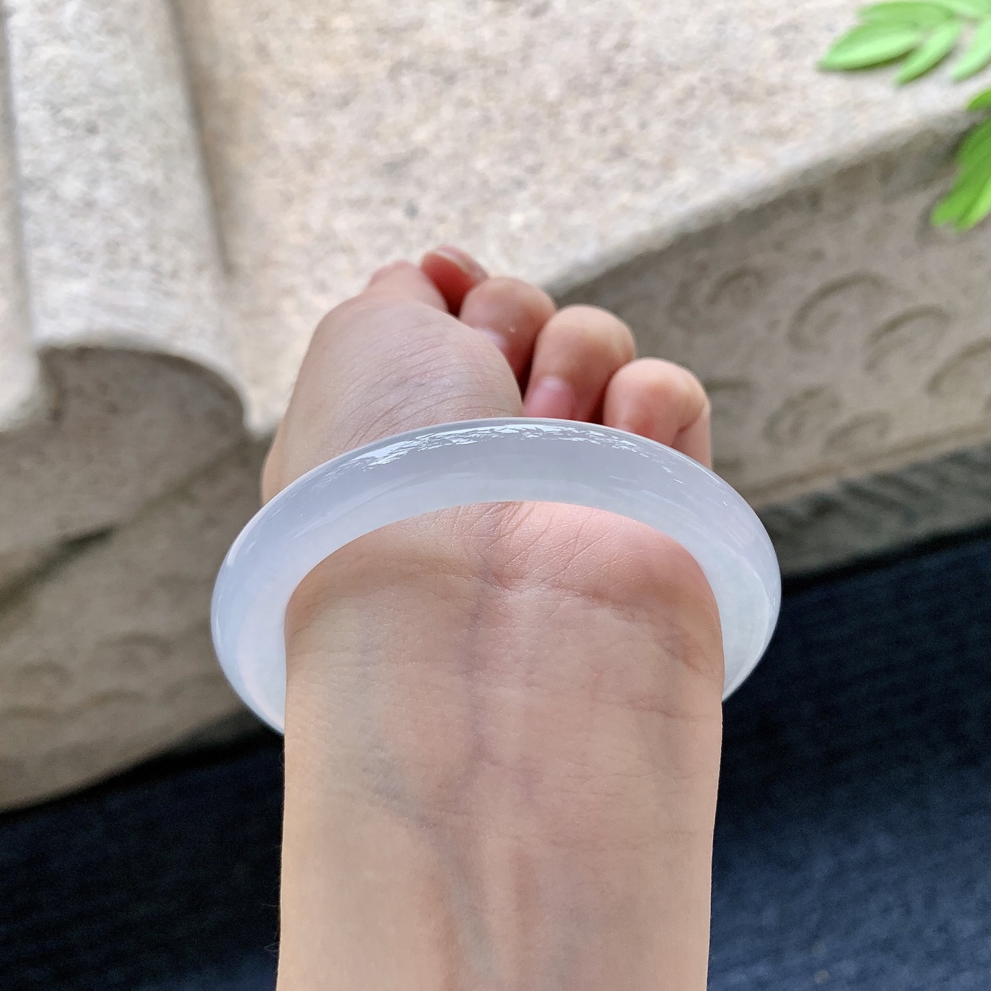 圆条53 54【圈口】54.7/9/9【编码】C11072204【描述】冰种，清透，水润，种老，细腻，无裂