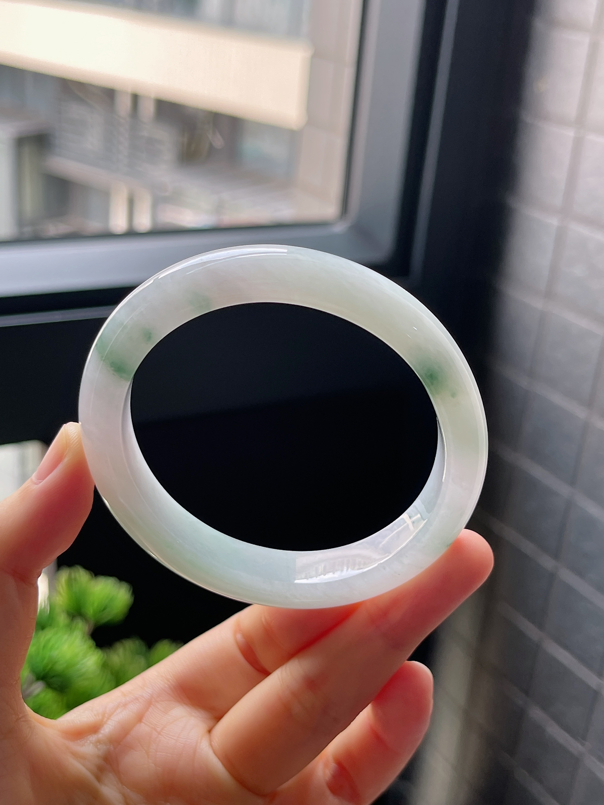 贵妃圈口56.5，冰糯种飘花翡翠正圈手镯