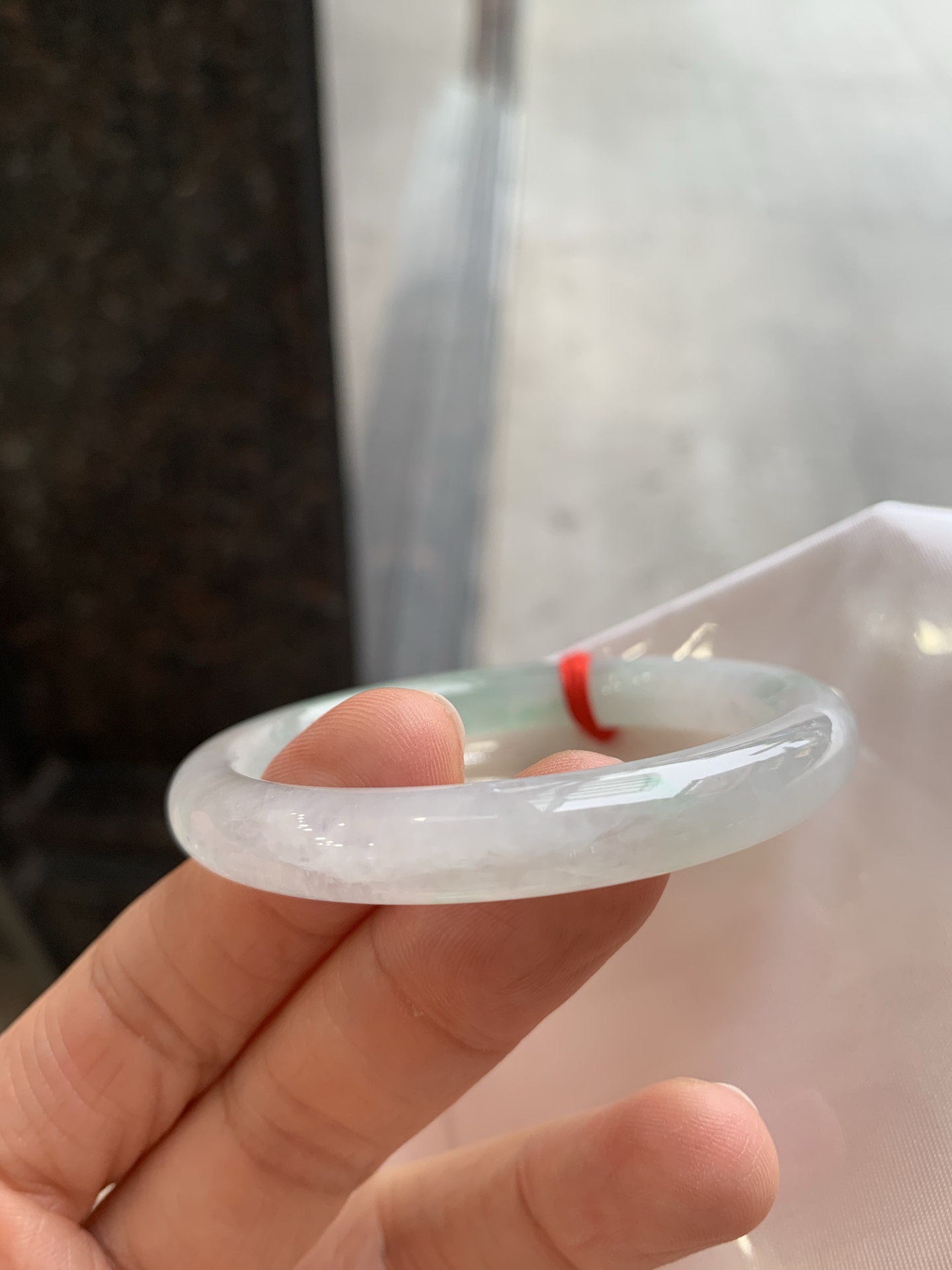 圆条冰飘绿 有纹裂微扣 尺寸：50.5/8.1 小圈口