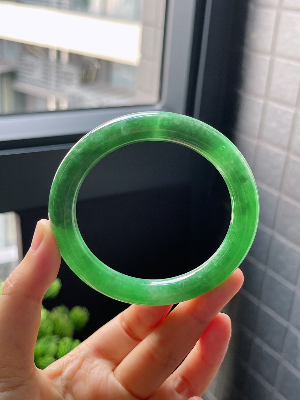 圈口56.1，糯化种满绿翡翠圆条手镯