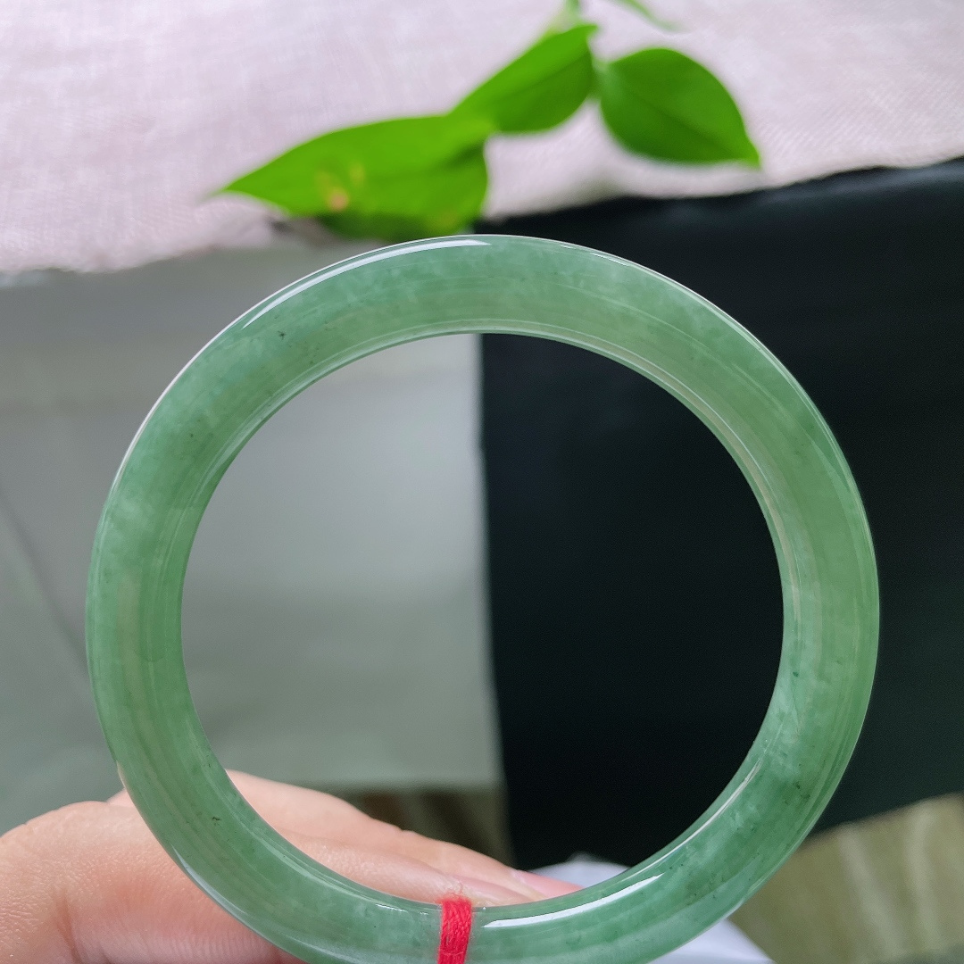 油青圆条，一点皮纹，满色清爽耐看，夏日佩戴冰爽怡人。ss55969a