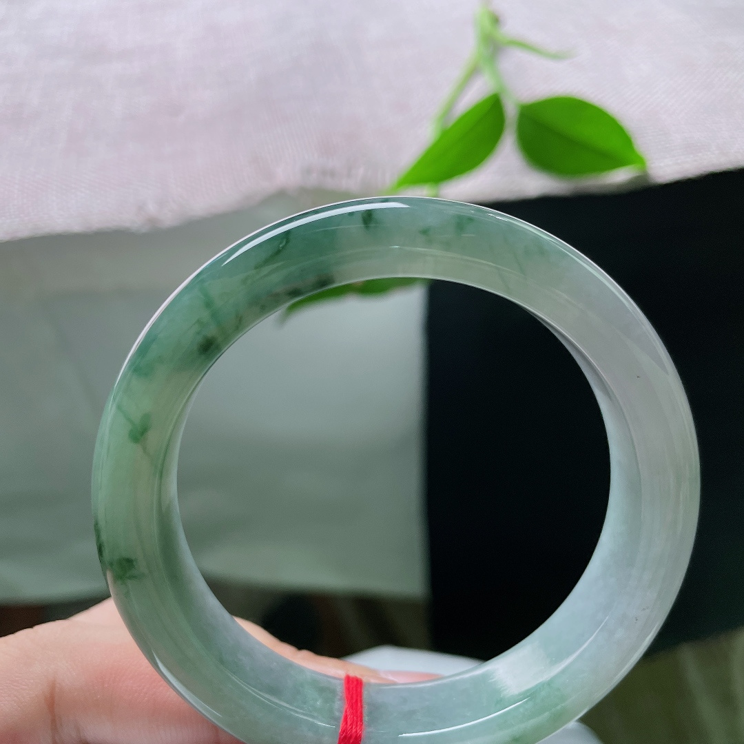 55.7/12.8/8.6 飘花正圈，天然飘花自成画卷，翠丝绵延散落，水光莹润，举手投足皆是古韵，无裂，ss56505a