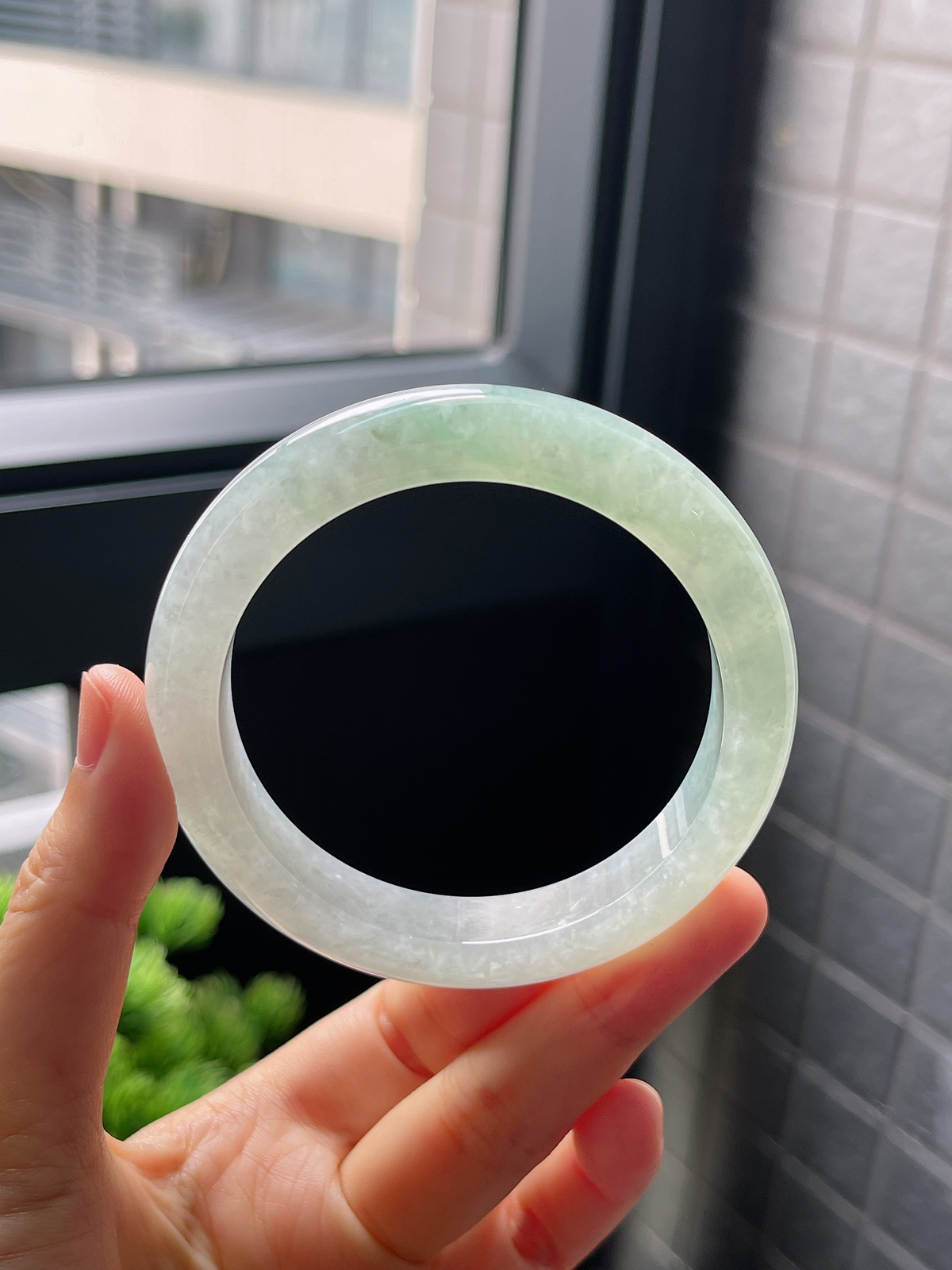 圈口56.2，冰糯种浅绿色翡翠正圈手镯