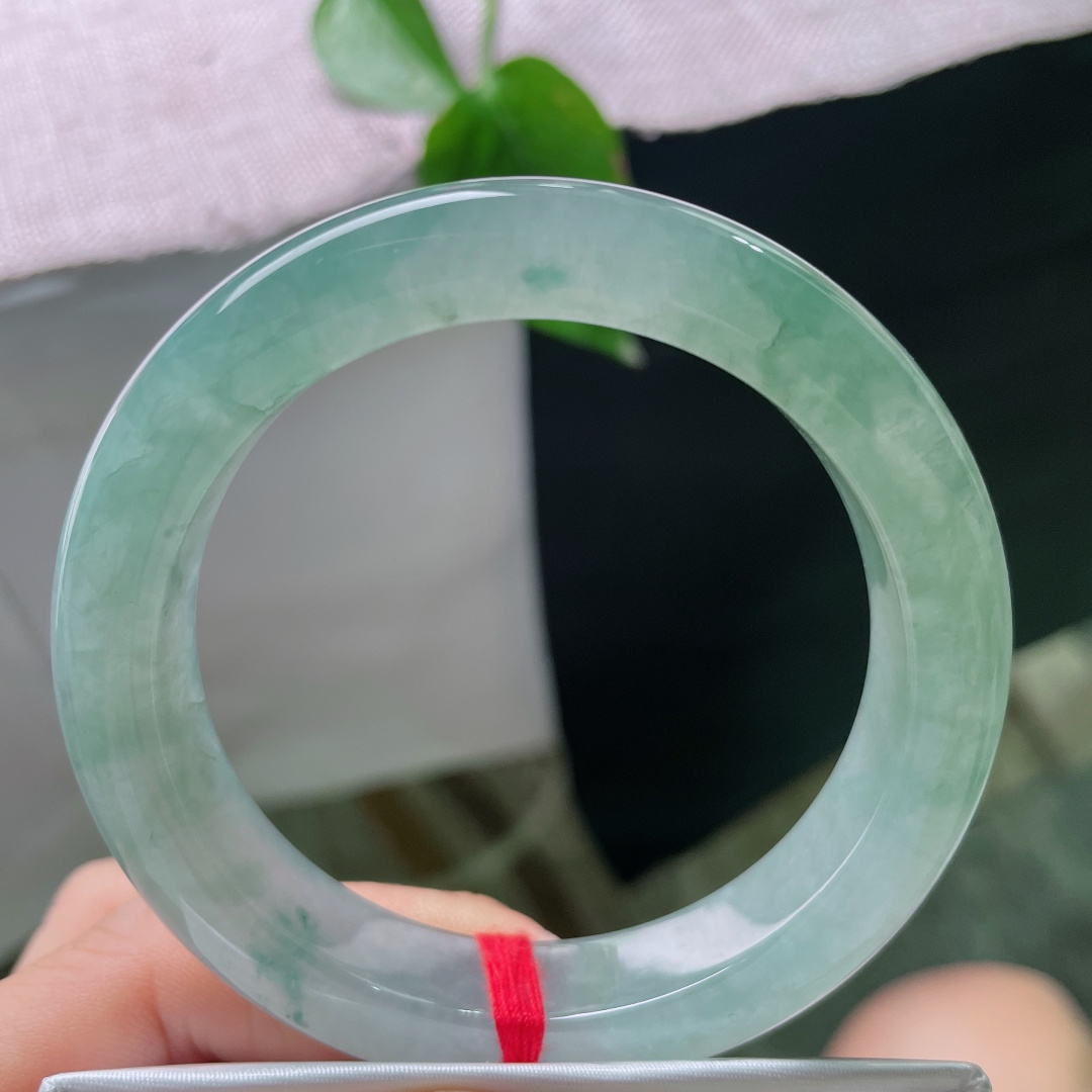 冰飘花正圈，无裂，飘花飘逸灵动，水光荡漾，佩戴起来光彩熠熠。ss56151a