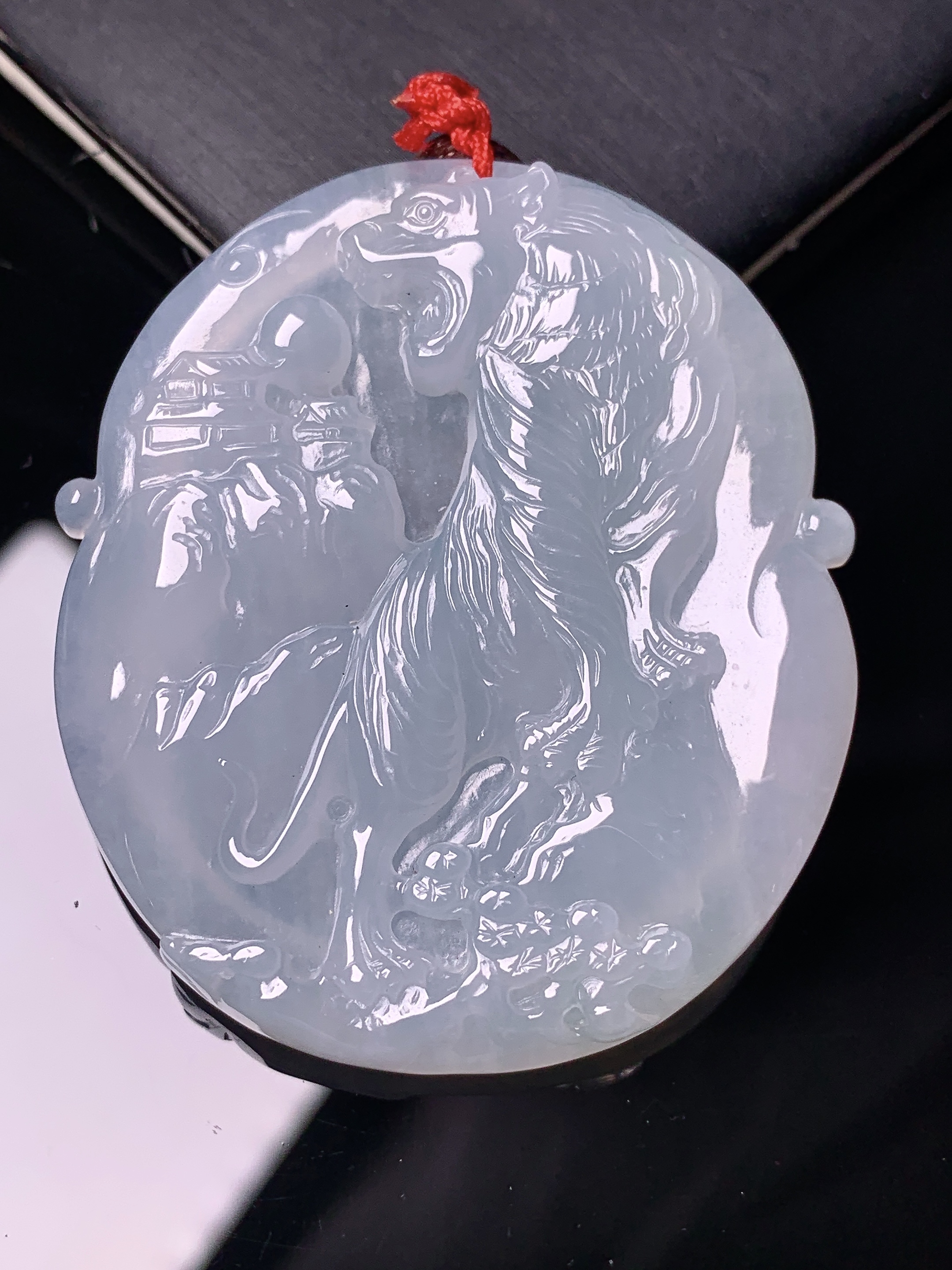 冰种生肖虎吊坠 玉质细腻 色泽艳丽清新 水润亮眼 整体尺寸49.3*42.8*6.2 b2