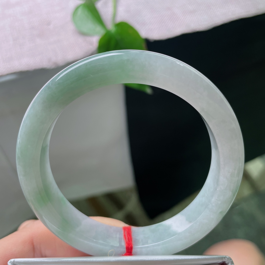 58.3/12/9，飘花正圈，一点皮纹，淡雅浅绿环绕镯身，宛若一池初春湖水澄澈明净。ss56090a