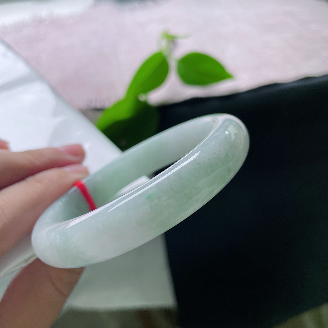 58.2/12.3/8.8，油绿正圈，无裂，白底温润细腻，一截飘花如云起青山。ss55993a