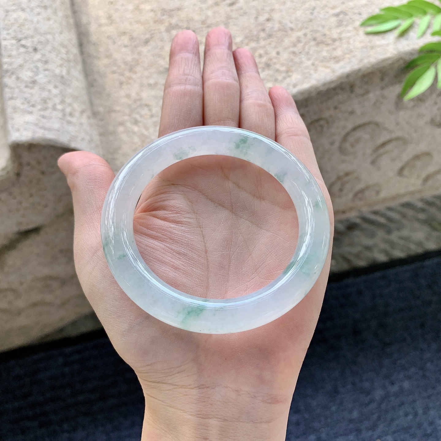 圆条54 55【圈口】55/10/10.2【编码】C5072058【描述】糯冰飘花，水润，种老，细腻，打灯有絮线