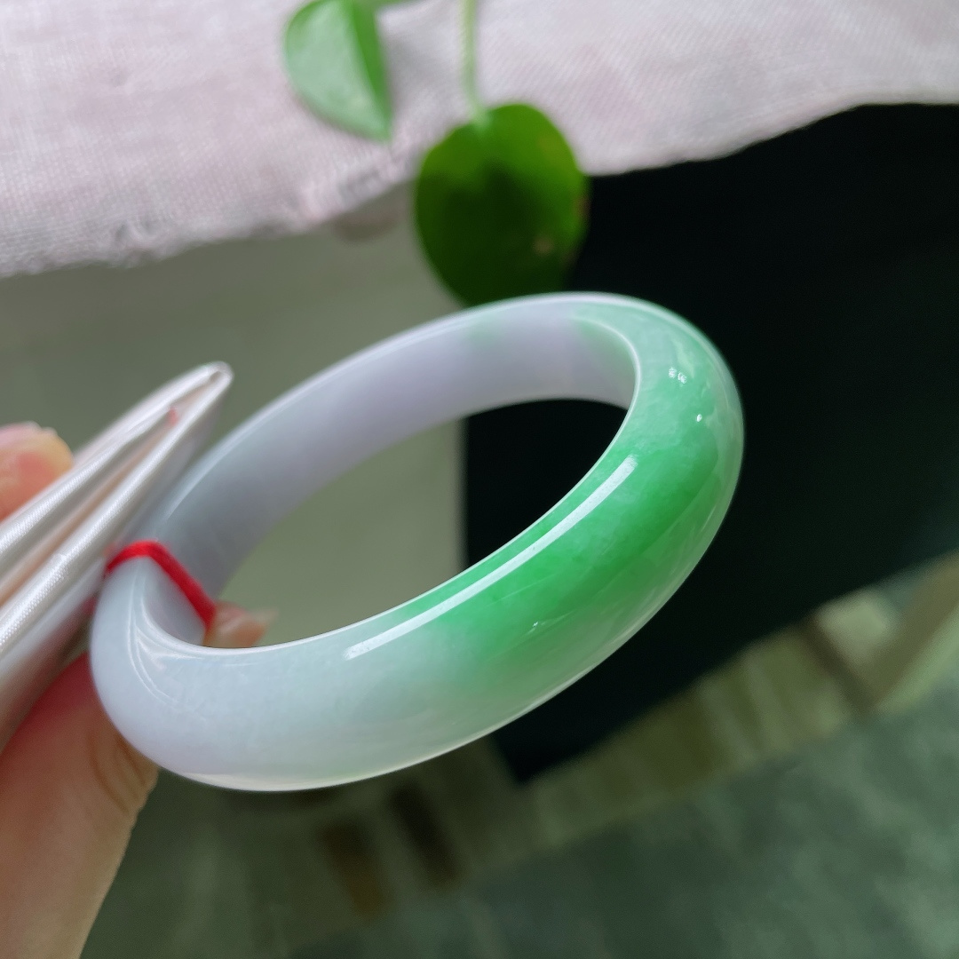 54.8/12.5/8.6，春彩正圈，无裂，淡紫为底，翠色流光，一抹鲜绿悄然铺展镯身。紫与翠天然相映，盈盈一镯，将春日色彩凝于腕间。ss56453a