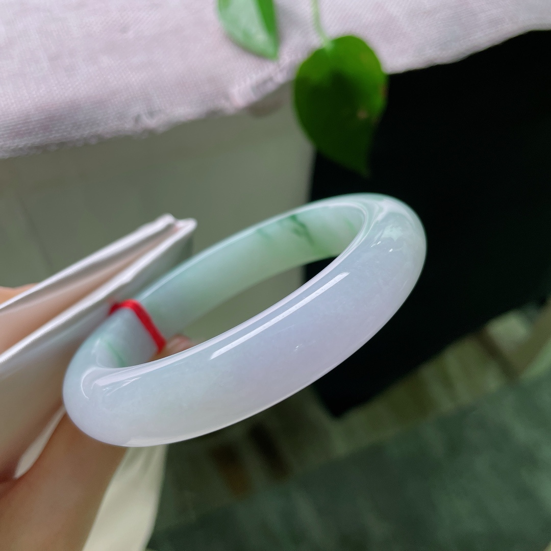 56/12.8/9.6，飘花正圈，无裂，淡紫绕半，翠影随行，天然飘花肆意舒展，清浅绿意点缀腕间，恬淡素雅，温柔恰到好处。ss56490a