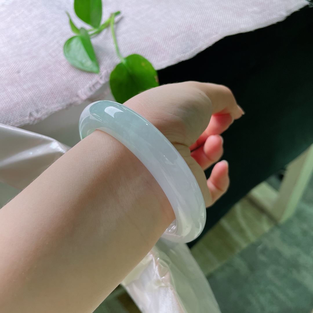 56/12.8/9.6，飘花正圈，无裂，淡紫绕半，翠影随行，天然飘花肆意舒展，清浅绿意点缀腕间，恬淡素雅，温柔恰到好处。ss56490a