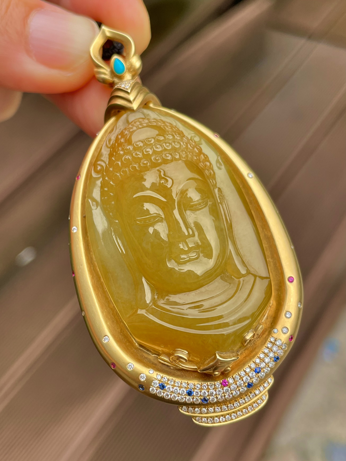 【冰种满黄翡大佛头】名师工艺，人物雕刻非常漂亮，珍藏品质，质地细腻冰润，很厚装，18K金钻镶嵌，裸石尺寸47.6*27.4*13毫米。