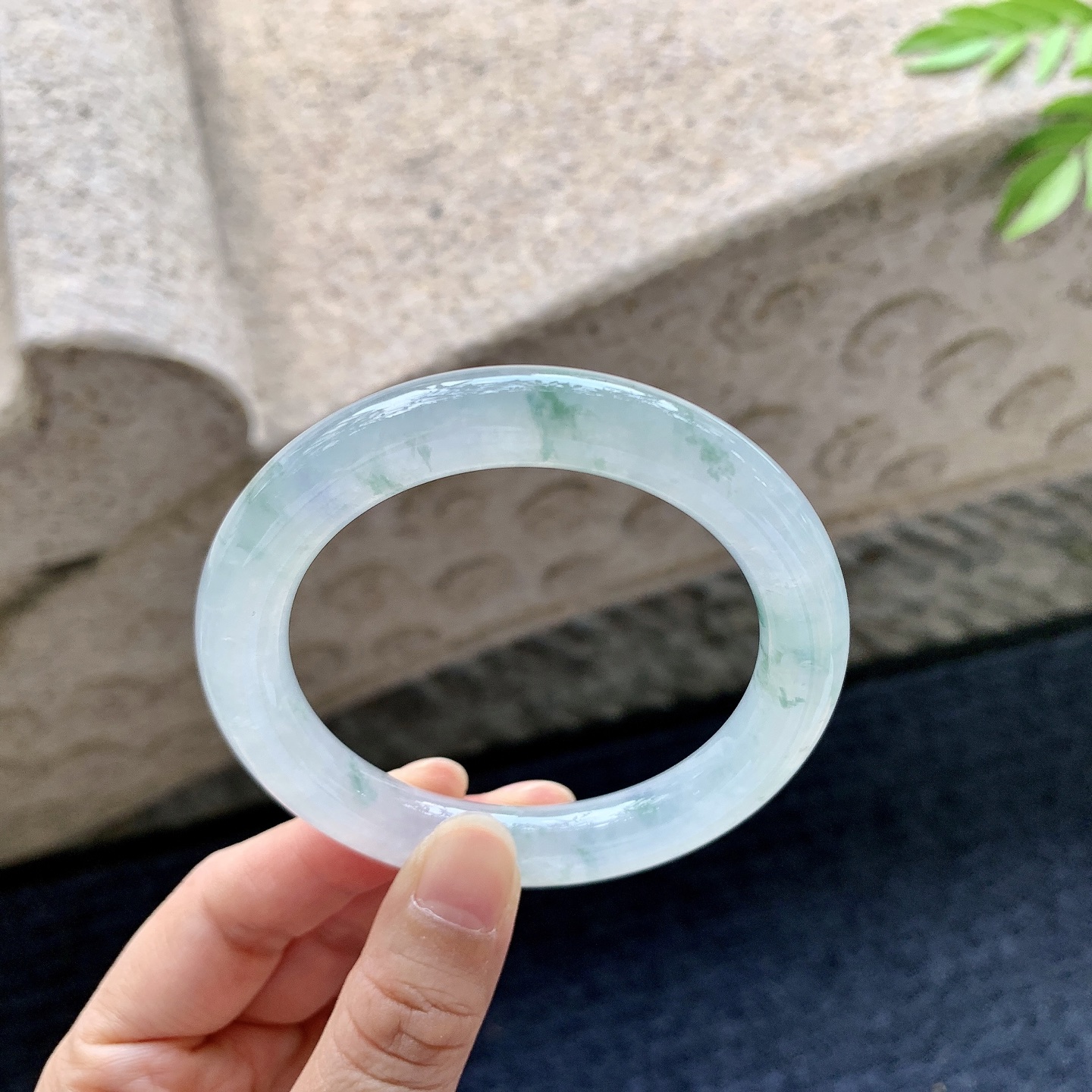 圆条54 55【圈口】55/10/10.2【编码】C5072058【描述】糯冰飘花，水润，种老，细腻，打灯有絮线