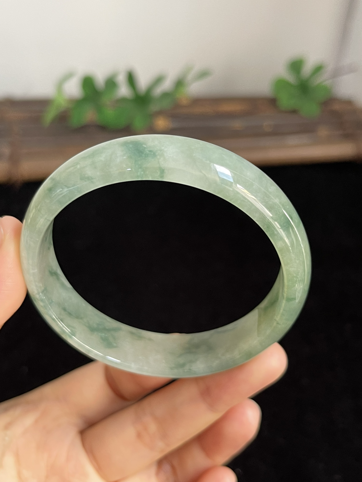 正圈57圈口，翡翠冰糯种飘绿手镯