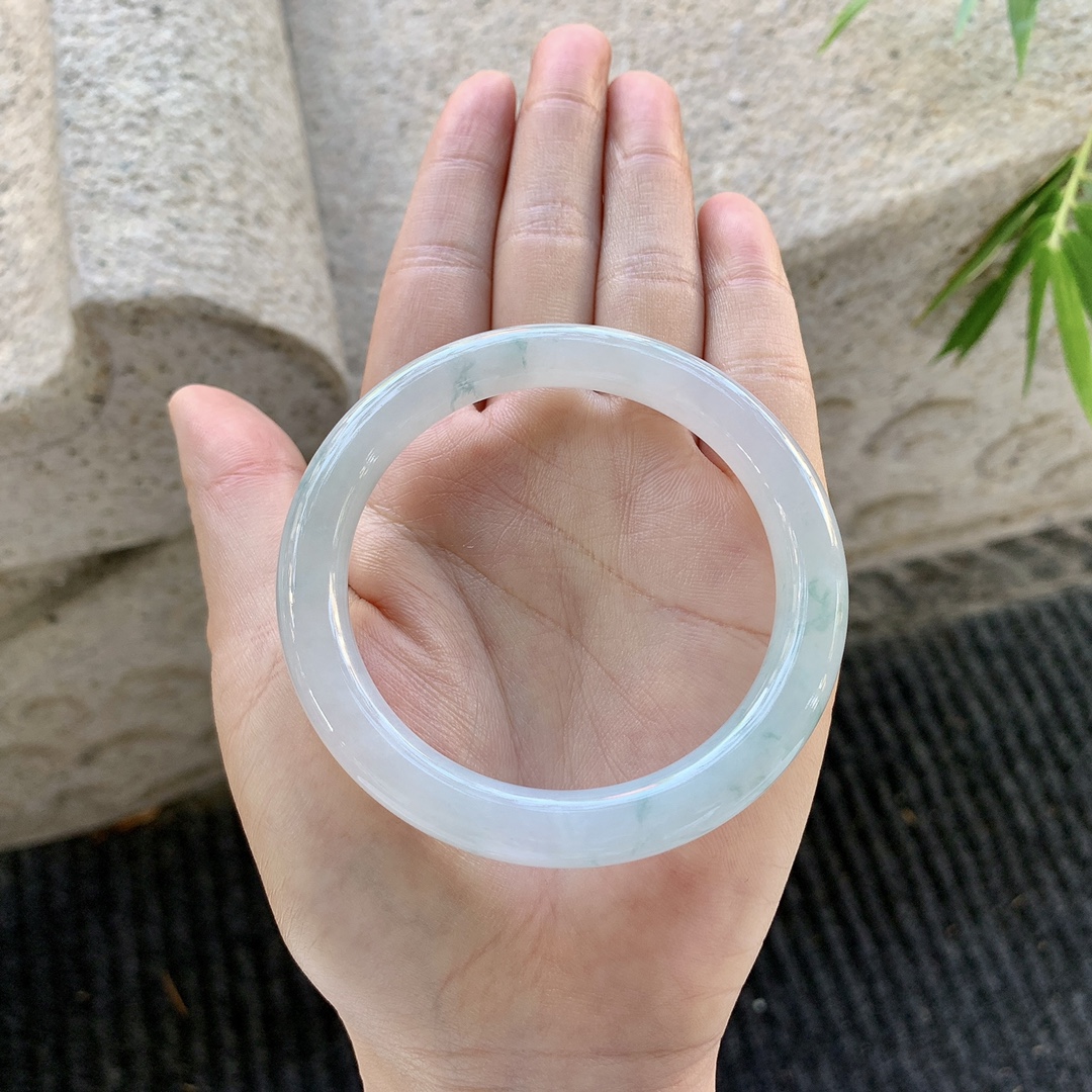 圆条53 54【圈口】54.8/8.5/8.8【编码】Q5072077【描述】糯冰飘花，水润，种老，细腻，打灯有絮线