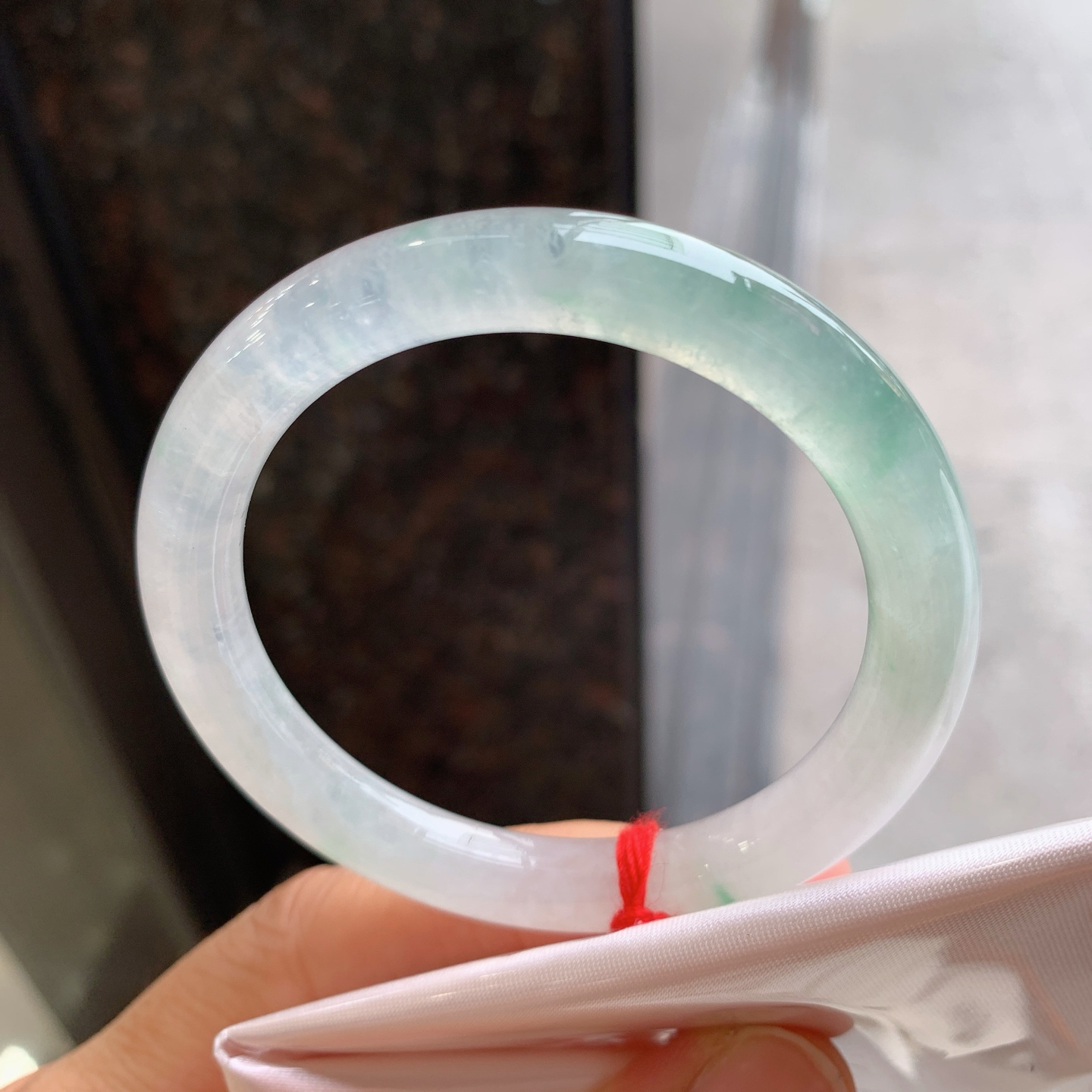 圆条冰飘绿 有纹裂微扣 尺寸：50.5/8.1 小圈口