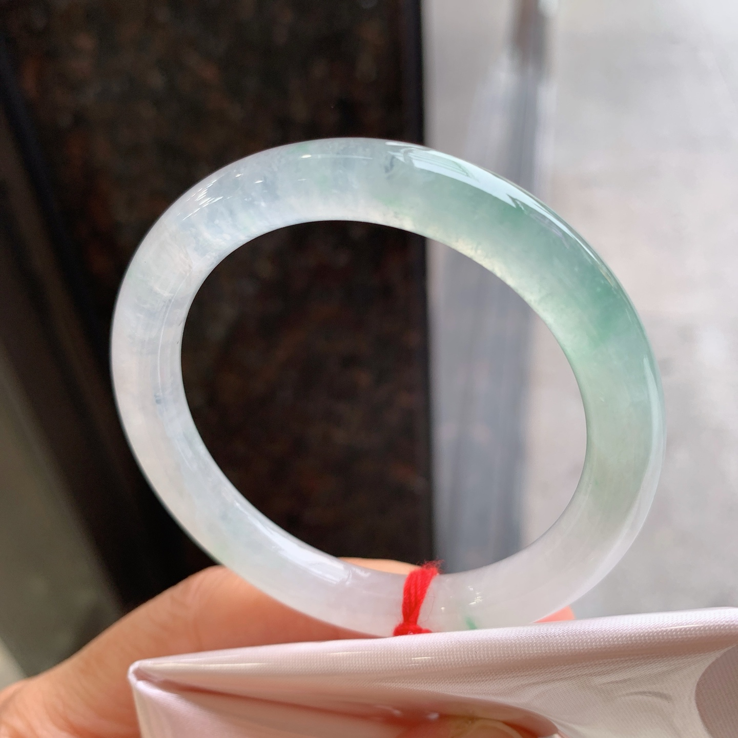圆条冰飘绿 有纹裂微扣 尺寸：50.5/8.1 小圈口