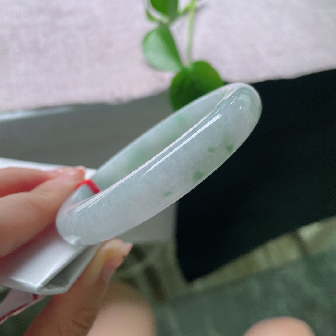 58.3/12/9，飘花正圈，一点皮纹，淡雅浅绿环绕镯身，宛若一池初春湖水澄澈明净。ss56090a