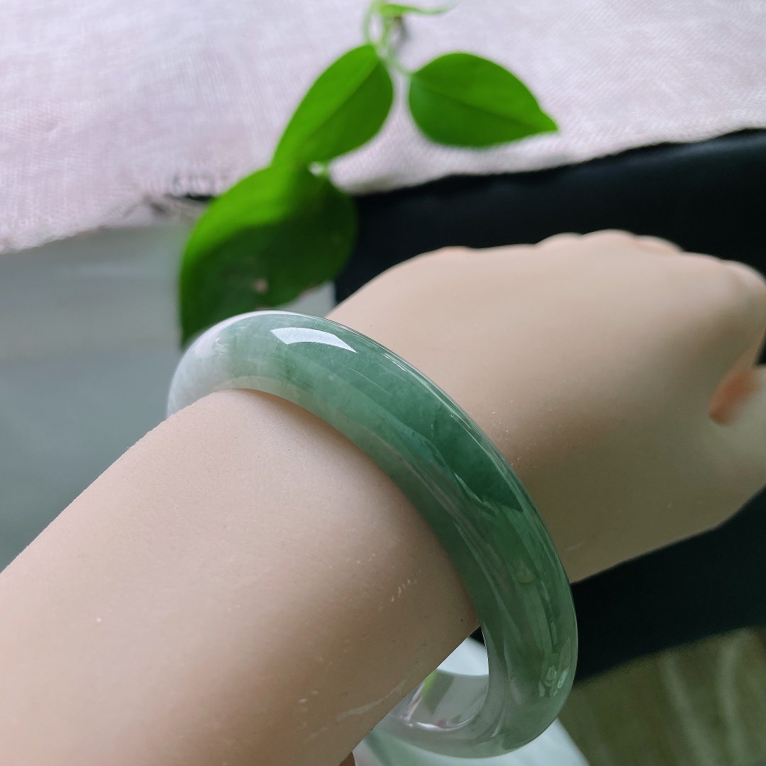 58.6/12.7/8.8，油绿正圈，有纹，一半云雪一半青峦，古典韵味温婉绵长。ss56003a