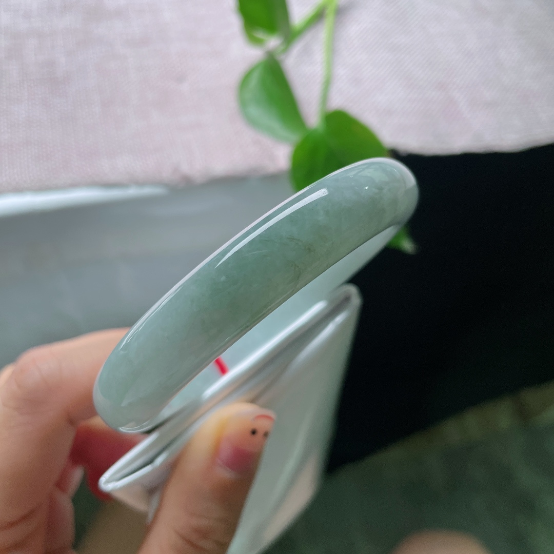 58.4/12.5/8.5，油青正圈，一点皮纹，绿意自然聚拢沉淀，山水层次感柔和唯美。ss56001a