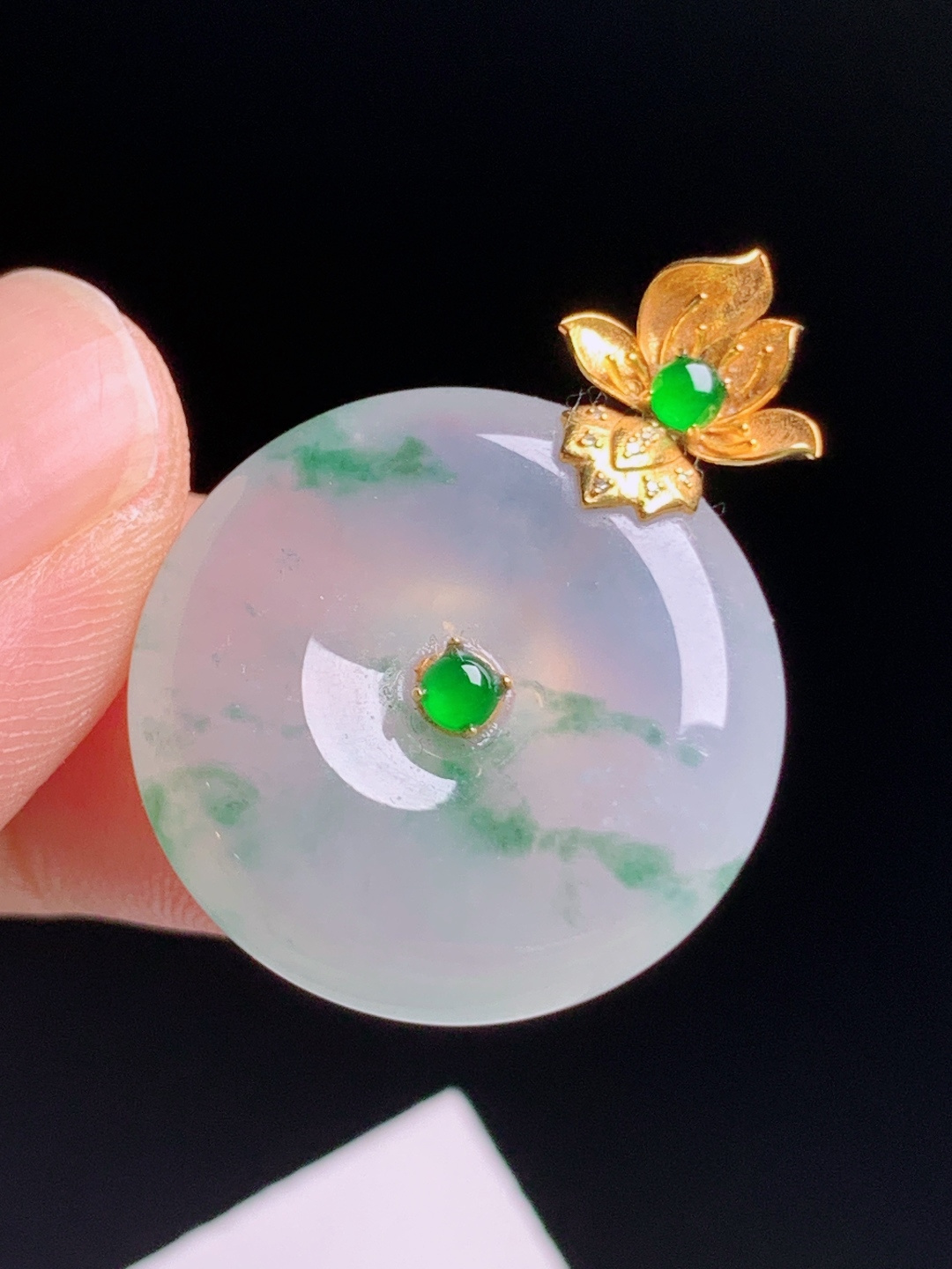 冰飘花平安扣吊坠，玉质细腻柔光满溢，花色飘逸灵动