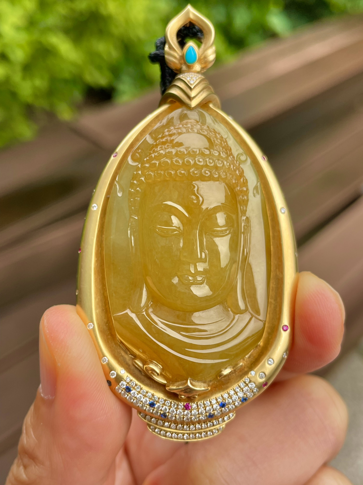 【冰种满黄翡大佛头】名师工艺，人物雕刻非常漂亮，珍藏品质，质地细腻冰润，很厚装，18K金钻镶嵌，裸石尺寸47.6*27.4*13毫米。