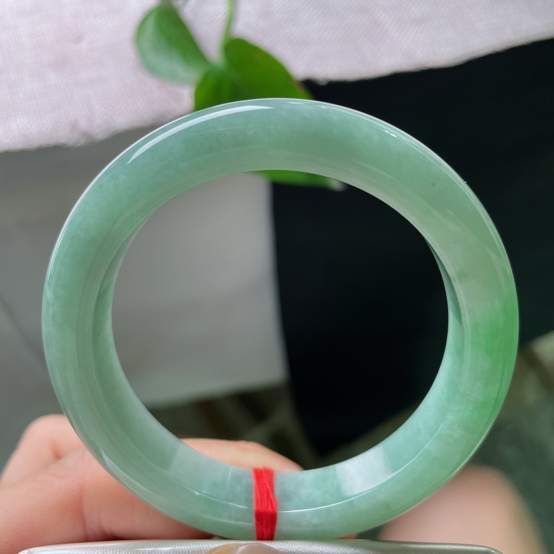 52.4/11.2/8.6，绿底正圈，无裂，种水稳定耐养，越佩戴越发莹润透亮。ss56126a