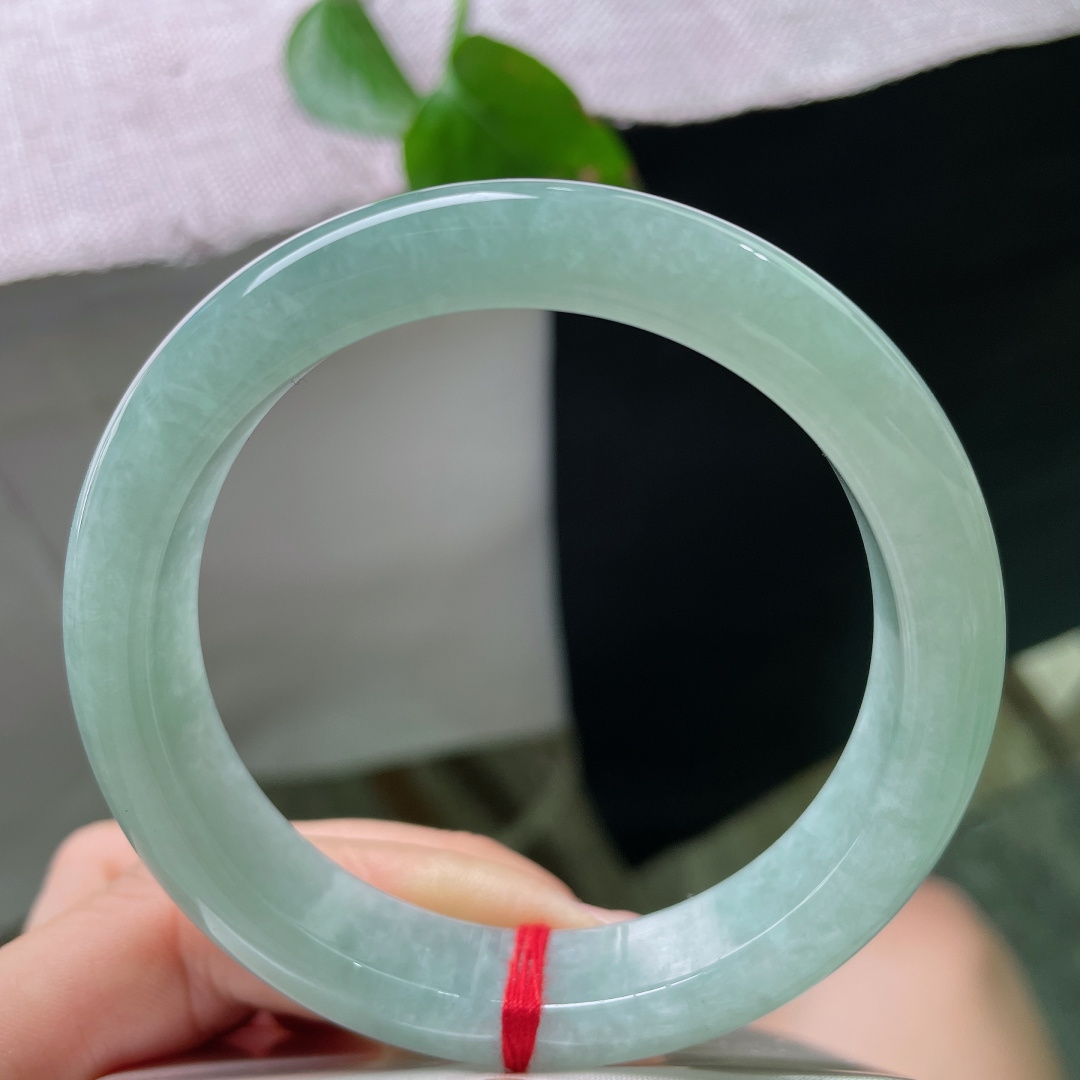 57.8/12.1/8.7，绿底正圈，无裂，整圈冰润湖水底色，种老细腻通透。ss56345a