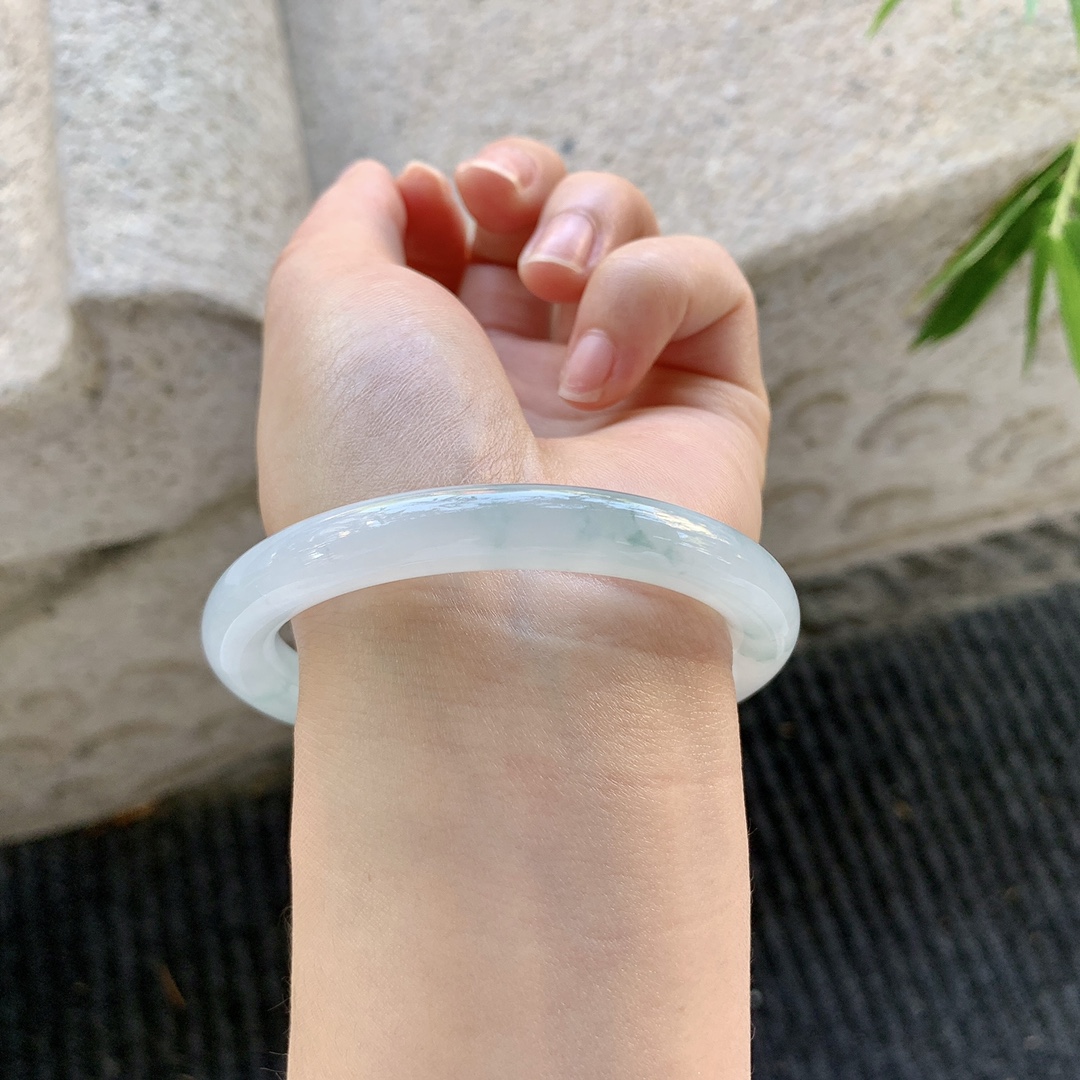 圆条53 54【圈口】54.8/8.5/8.8【编码】Q5072077【描述】糯冰飘花，水润，种老，细腻，打灯有絮线