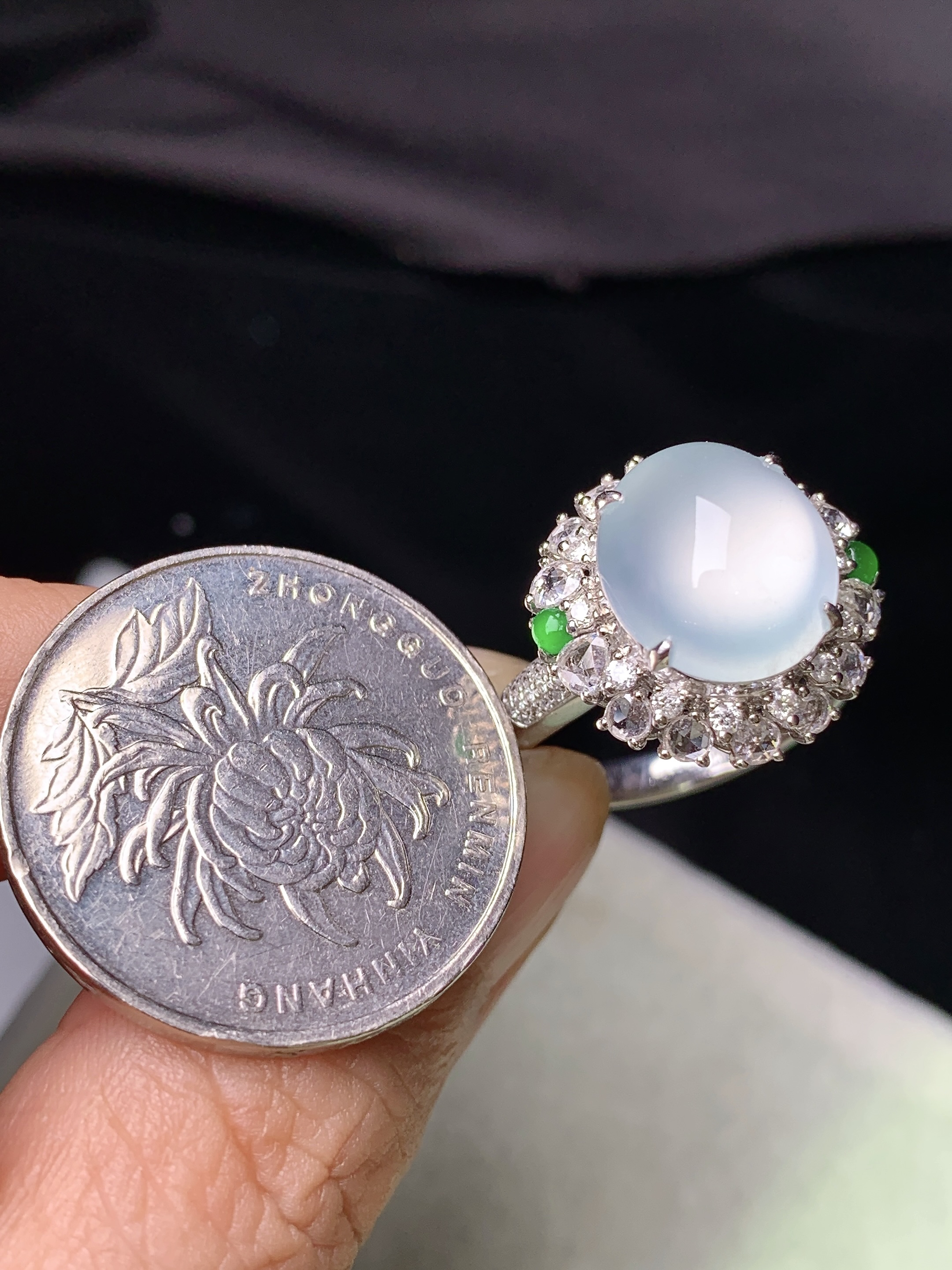 18k金钻镶嵌冰种蛋面戒指 玉质细腻 色泽艳丽清新 水润亮眼 圈口14 整体尺寸17*13 k4