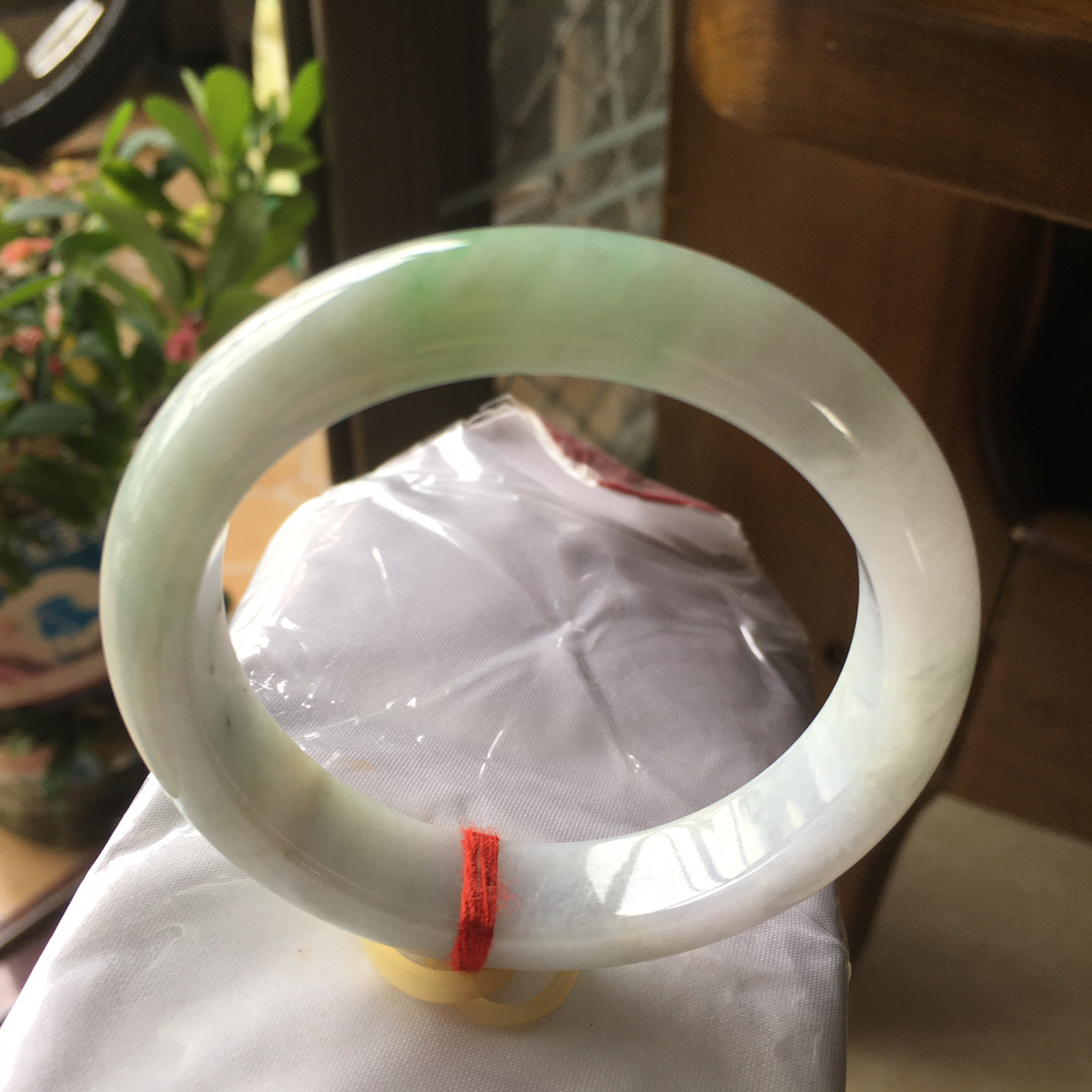54圈口正圈飘绿手镯，版型正庄飘阳绿，质地细腻水润，自然光实拍，尺寸：54.5*12.4*8.5（毫米）手工测量略有误差