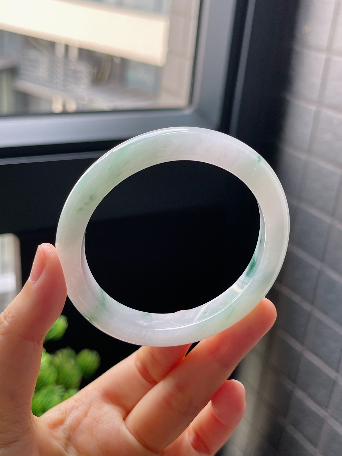 贵妃圈口56.5，冰糯种飘花翡翠正圈手镯