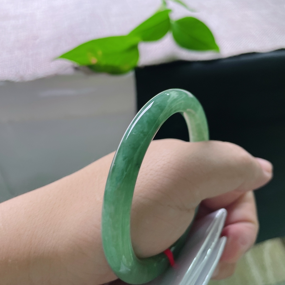 油青圆条，一点皮纹，满色清爽耐看，夏日佩戴冰爽怡人。ss55969a