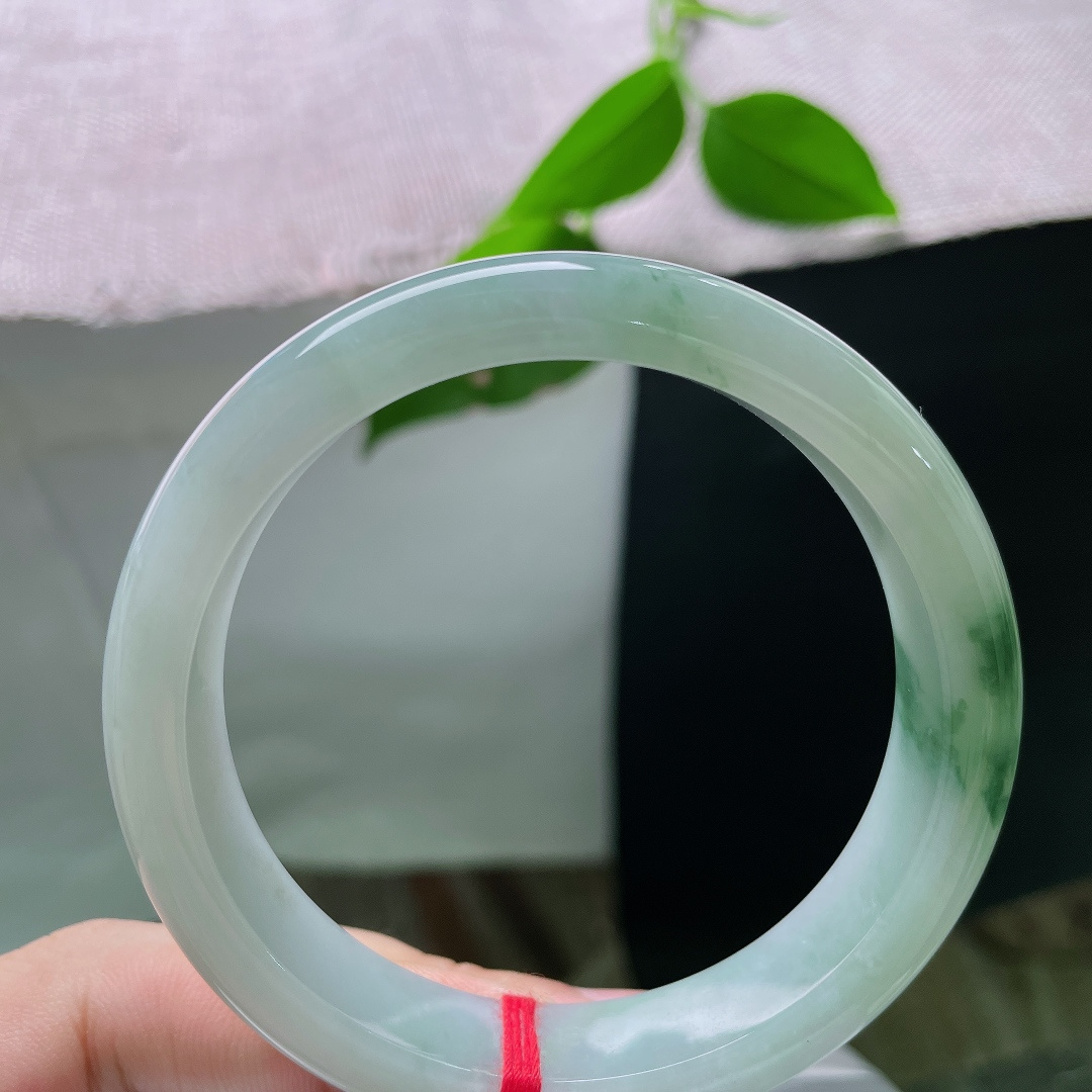56.9/12.3/8.5，飘花正圈，无裂，镯身莹润柔和，飘花悠然漫卷，自带江南诗意。ss56060