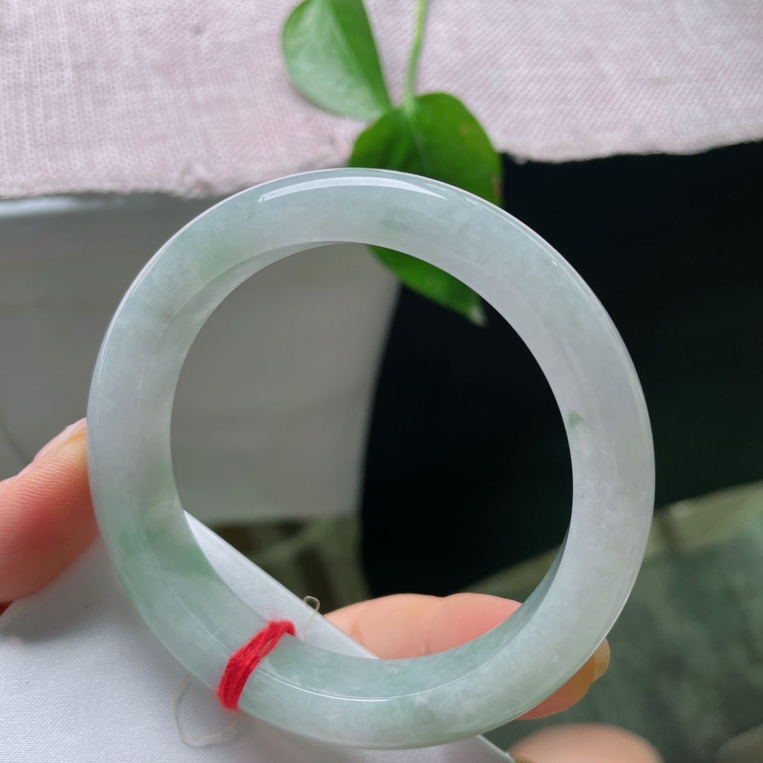 58.3/12/9，飘花正圈，一点皮纹，淡雅浅绿环绕镯身，宛若一池初春湖水澄澈明净。ss56090a