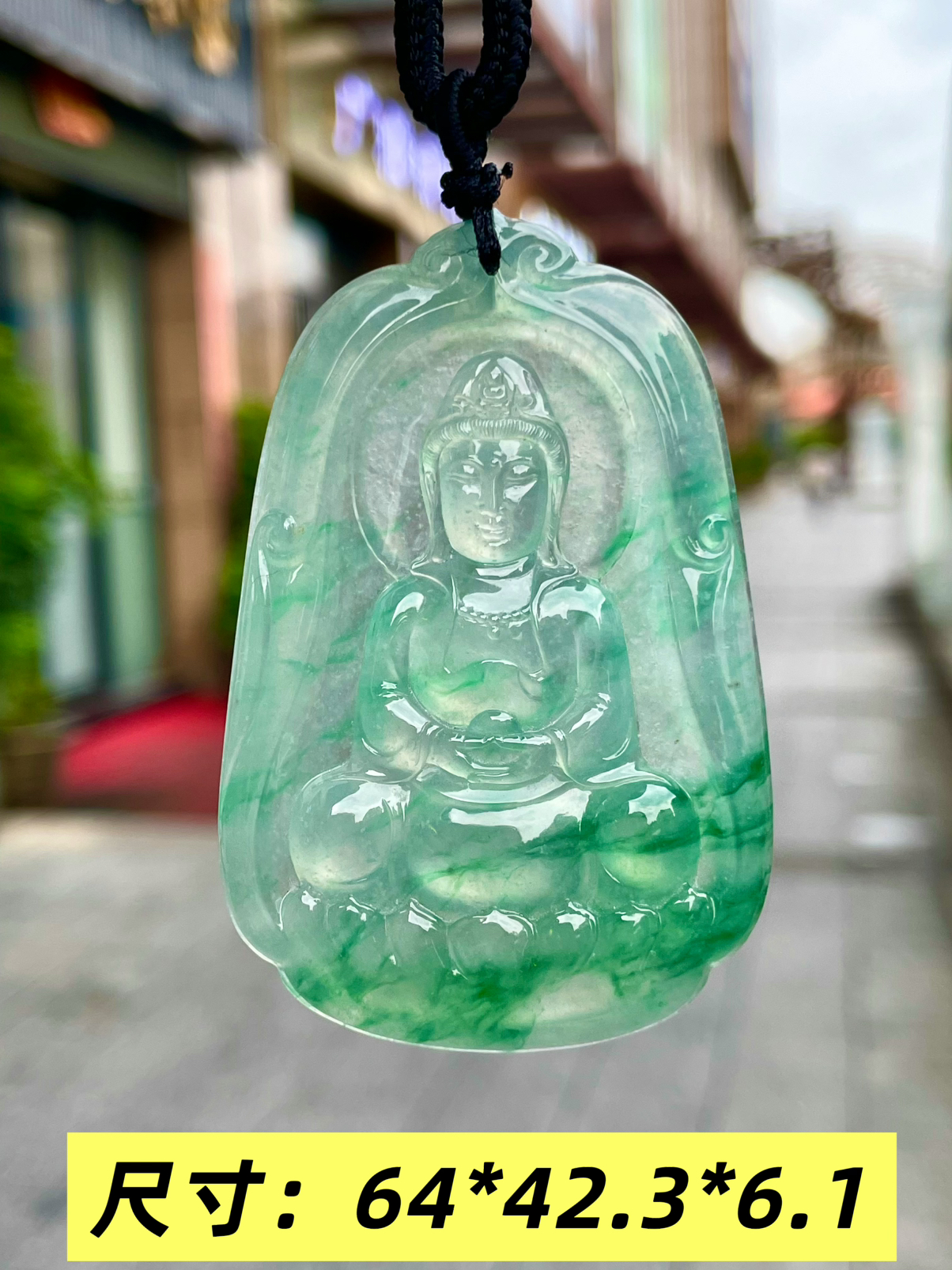 【冰种飘绿观音】雕刻的很可爱，种地非常好，细腻致密程度很高，纯净无瑕，冰感十足。