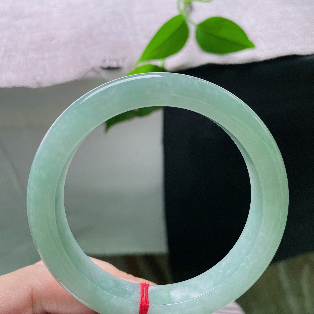 61.3/13/9.9，绿底正圈，晶体感，绿水凝玉，素镯藏清光，天然冰润玉质，衬出沉静雅致的腕间东方