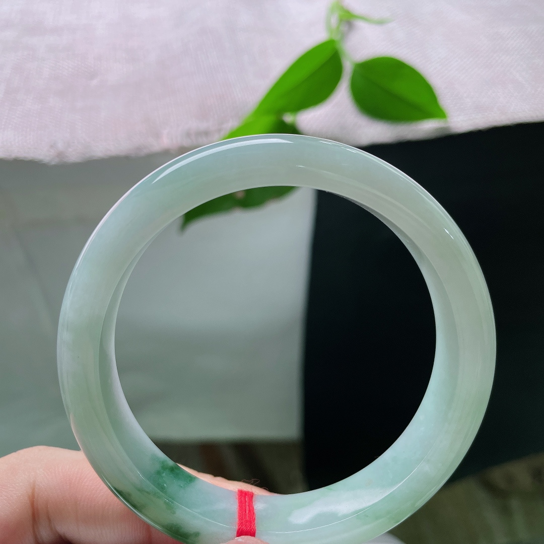 56.9/12.3/8.5，飘花正圈，无裂，镯身莹润柔和，飘花悠然漫卷，自带江南诗意。ss56060a