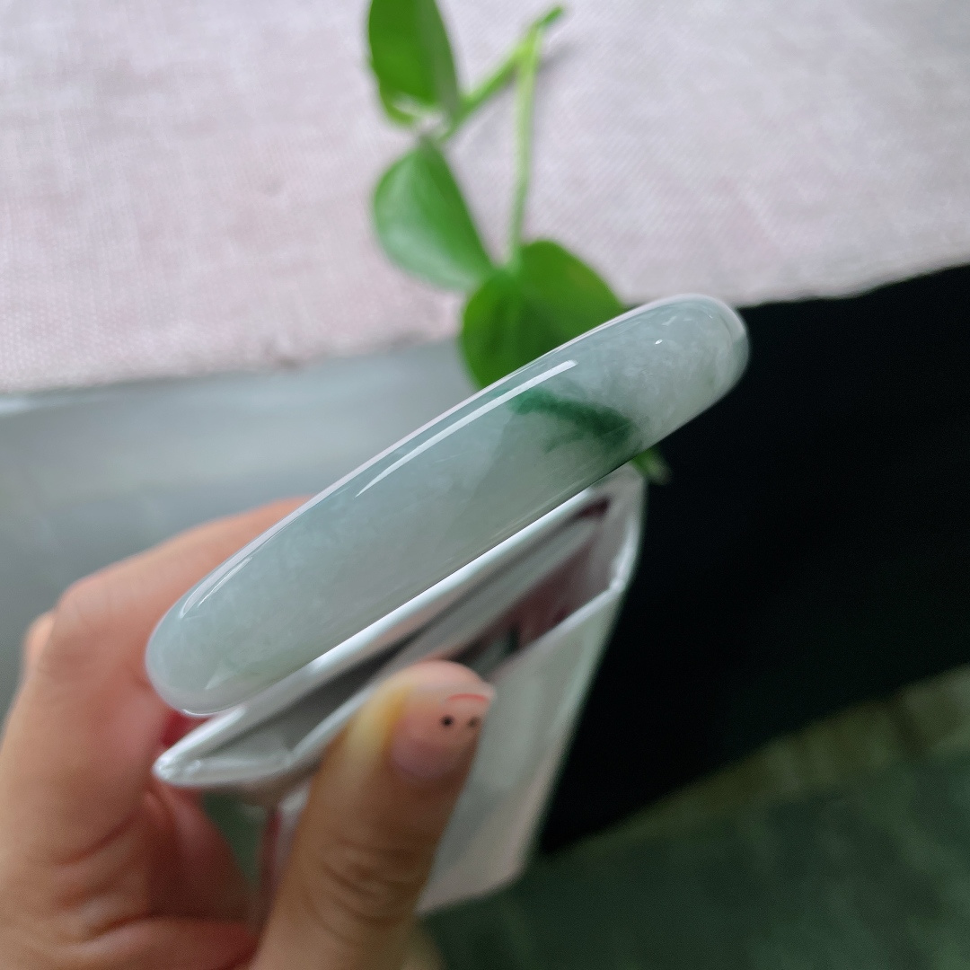 56.6/11.9/8.9，飘花正圈，有纹，白玉衬浓翠，如云雾山间落墨，清冷大气，写意美感十足，佩戴沉稳优雅。ss56099a