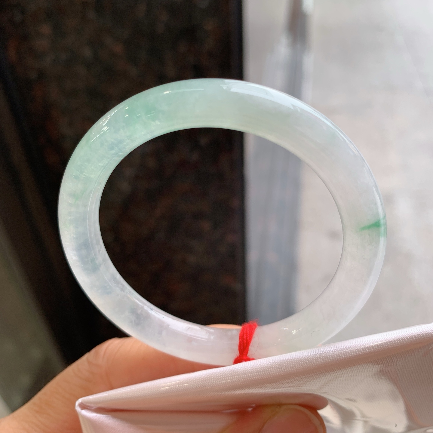 圆条冰飘绿 有纹裂微扣 尺寸：50.5/8.1 小圈口