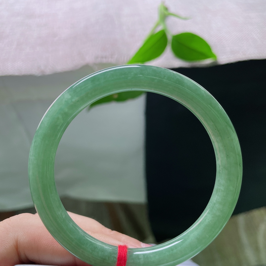54.8/8.0，油青圆条，清油凝翠，雾青漫镯，触手温润细腻，抬手自带沉静氛围感，尽显低调东方风骨。无裂，ss55966a