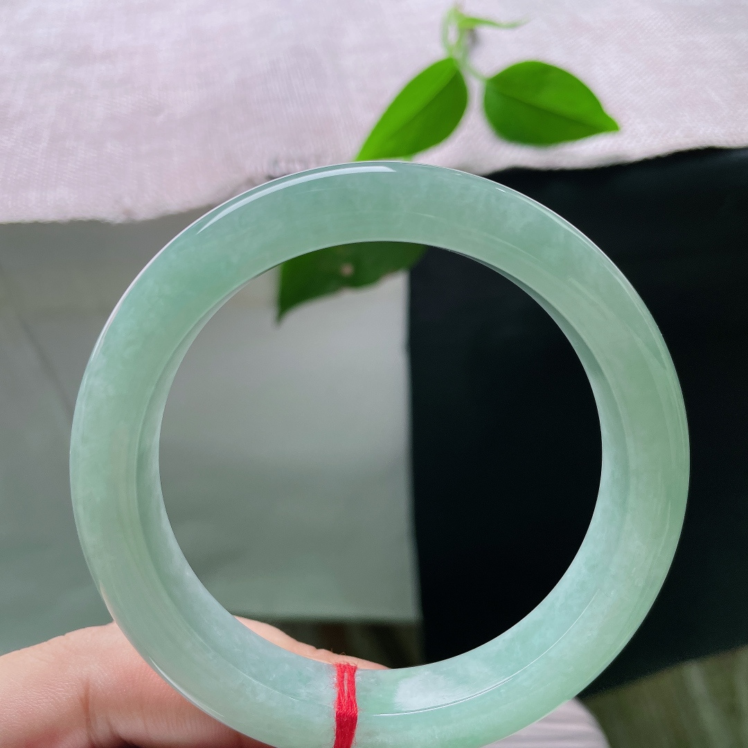 61.3/13/9.9，绿底正圈，晶体感，绿水凝玉，素镯藏清光，天然冰润玉质，衬出沉静雅致的腕间东方美感。ss56330a