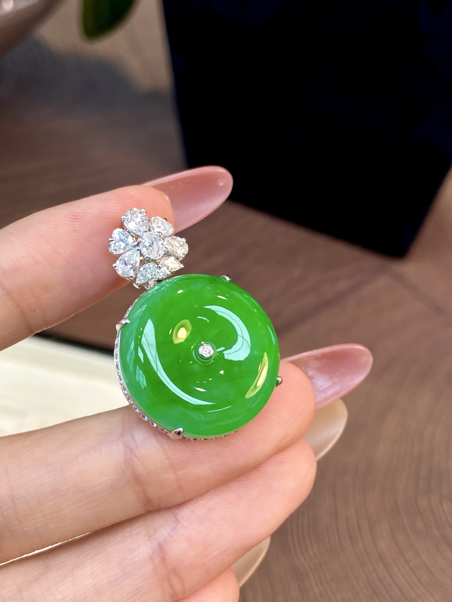 高冰种阳绿平安扣吊坠，品质够顶，显贵显气质的轻奢感，是低调的精致，也是不动声色的好品味：32.8-22.1-10.3，裸石：22.1-10.6mm，无裂